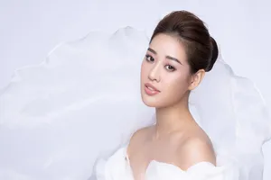 Hoa hậu Khánh Vân 'biến hoá' lạ kỳ chỉ với dải lụa mềm