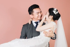 Vì sao MC Hạnh Phúc chia sẻ ảnh cưới ‘giấu mặt’ cô dâu?