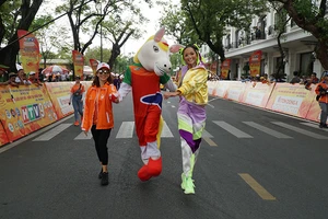 Hoa hậu H’Hen Niê tự làm tóc, trang điểm chẳng kém stylist