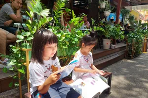 Những thiên thần nhỏ theo ba mẹ tới đường sách ngày Giỗ Tổ