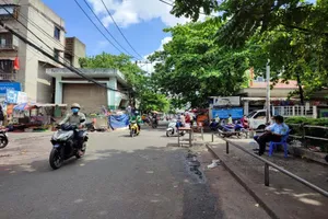 Giải tán chợ tự phát: Miếng cơm quan trọng nhưng tính mạng quan trọng hơn!