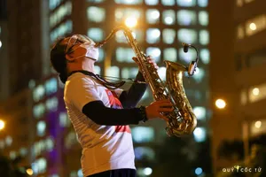 Nghẹn ngào nghe Trần Mạnh Tuấn thổi Saxophone ở bệnh viện dã chiến