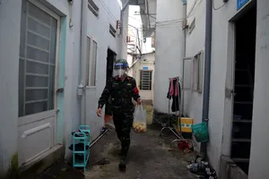 ‘Xóm trọ khách sạn’ vui mừng khi được chú bộ đội tặng trứng gà