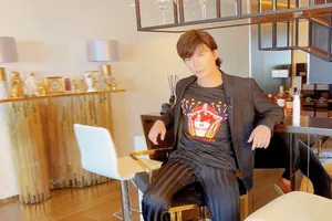 Người hâm mộ ngỡ ngàng với mái tóc dài của Nathan Lee