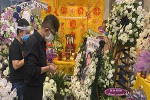Nghệ sĩ lặng người tới viếng Phi Nhung tại nhà riêng ở TP.HCM