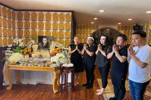 Xúc động lễ cúng thất Phi Nhung ở Mỹ