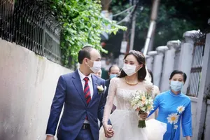 MC thời tiết Xuân Anh hạnh phúc khoe ảnh đón dâu mùa COVID