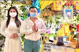 Nghệ sĩ TP.HCM lặng người thắp hương tiễn biệt đạo diễn Trần Cảnh Đôn