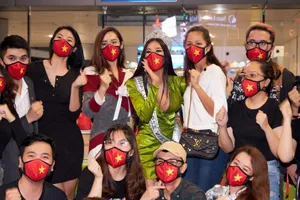 ‘Biệt đội’ ra sân bay Tân Sơn Nhất tiễn Kim Duyên đi thi Miss Universe 2021