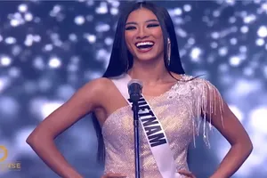 Kim Duyên thi bán kết, nhiều người đẹp suýt ‘chụp ếch’ ở Miss Universe