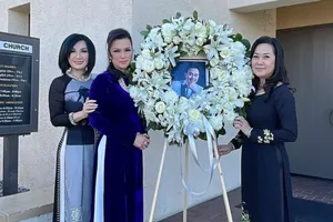 Nghệ sĩ cầu nguyện trong giỗ đầu nghệ sĩ Chí Tài tại Mỹ