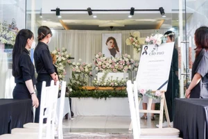 Tang lễ ngập tràn hoa tươi của người mẫu Dương Khánh Hà