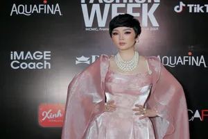 ‘Nữ hoàng ảnh lịch’ Giáng My cùng dàn sao dự bế mạc Tuần lễ thời trang