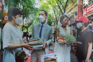 Lặng người trước những bức ảnh về Sài Gòn ngoan cường của Nguyễn Á