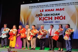 Nhà hát Trần Hữu Trang kín chỗ trong đêm khai mạc Liên hoan kịch nói