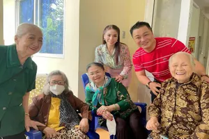 Gia đình Lý Hùng, Lý Hương chúc Tết nghệ sĩ gạo cội ở viện dưỡng lão nghệ sĩ