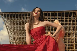 Quán quân The Next Face Y Hạ quyến rũ trong đầm cúp ngực xẻ tà