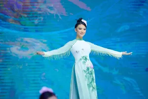 Á hậu Kim Duyên mặc áo dài vẽ thủ công trên lụa