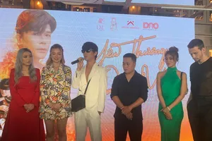 Nathan Lee họp báo ra mắt MV: ‘Hỏi về MV thôi nhá…’