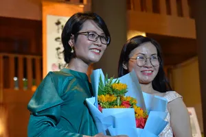 Bạn văn mừng Phương Huyền ra mắt sách ‘Yêu một chút cũng đâu có sao’