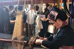 Nỗi đau của ngành thời trang Việt: Vì sao lụa Việt Nam tốt lại không bán được?