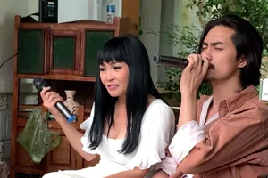 Phương Thanh đi dép tổ ong song ca cùng bạn trai tin đồn