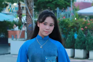 Độc đáo hoa hậu 14 tuổi mặc áo dài tái chế từ 4 chiếc quần bò cũ