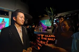 Tùng Dương hát 'Hope' ở TP.HCM khiến khán giả nổi da gà