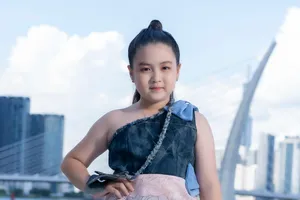 ‘Bù Tọt’ Ngân Chi và dàn mẫu nhí trình diễn trên Bến Bạch Đằng 