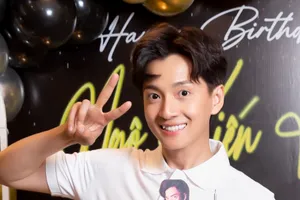 Ngô Kiến Huy ‘hú hồn’ vì được nhóm bạn thân làm tiệc sinh nhật bất ngờ