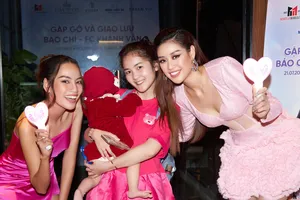 Tiểu công chúa ngồi xe đẩy cùng mẹ đi gặp Hoa hậu Khánh Vân