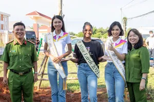 Hoa hậu Nông Thúy Hằng và dàn Á hậu trồng cây xanh tại Bình Thuận