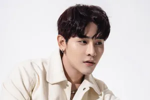 Ca sĩ Trương Hữu Vinh với phong cách thời trang nam tính