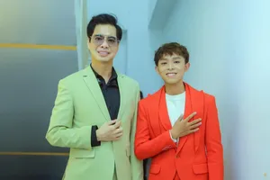 Hồ Văn Cường bối rối khi được fan tặng vàng trên sân khấu