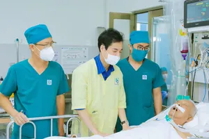 Danh ca Ngọc Sơn đến bệnh viện Gia Định thăm nhạc sĩ Vinh Sử