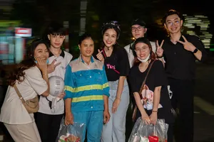 Hoa hậu Đỗ Hà chạy xe máy trong đêm tặng quà cho người vô gia cư