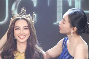 Hoa hậu Thùy Tiên bị gọi tên vào đường dây bán dâm, Sen Vàng mời luật sư làm việc