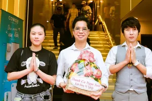 Danh ca Ngọc Sơn cùng đông đảo nghệ sĩ cúng Tổ nghề