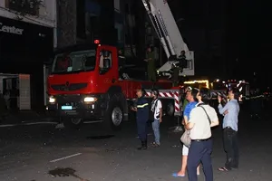 Giải cứu 11 người mắc kẹt trong vụ cháy khách sạn ở trung tâm TP