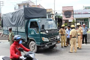 Tai nạn giữa 4 xe, hàng trăm phương tiện 'rồng rắn' QL1A