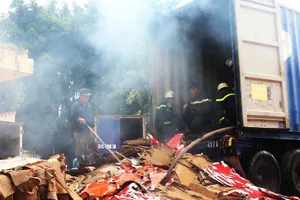 Hơn 10 cảnh sát PCCC leo vào thùng xe container dập lửa