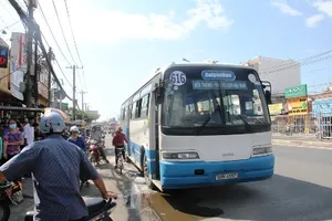 Xe buýt bốc khói dữ dội, hơn 40 hành khách chen nhau tháo chạy