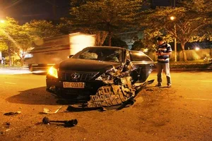 Tông gốc cây, nữ tài xế nhập viện 