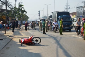 Bị tai nạn, người đàn ông ngồi suốt đêm trên vỉa hè đến tử vong