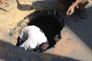 Hố 'tử thần' suýt 'nuốt chửng' xe ô tô