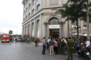 Cháy ở khu căn hộ cao cấp, hàng trăm người di tản