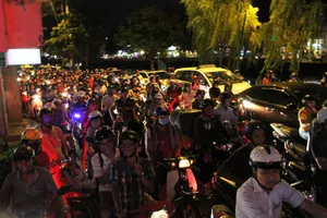 Kẹt xe khủng khiếp ở TP.HCM: Hỗn loạn và... tê liệt