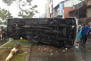 Hành khách hoảng loạn đập kính kêu cứu trong chiếc xe lật nhào