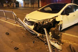 Người mẹ trẻ chở chồng con húc văng 5 m dải phân cách