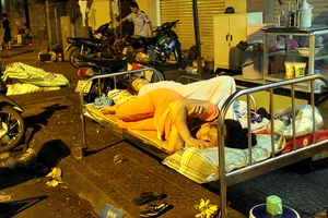 Cảnh người dân phải 'màn trời chiếu đất' vì vụ cháy ở trung tâm Sài Gòn